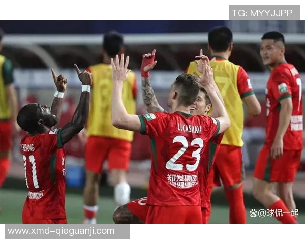 足球明星与球迷激烈冲突现场视频曝光引发热议与讨论 足球明星与球迷激烈冲突现场视频曝光引发热议与讨论