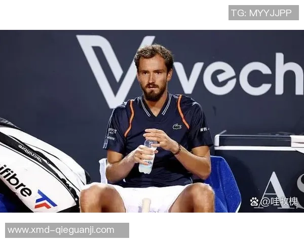 足球明星遭球迷热情骚扰引发关注球员隐私与安全问题亟待解决 足球明星遭球迷热情骚扰引发关注球员隐私与安全问题亟待解决